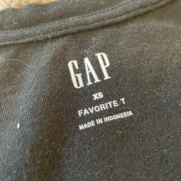 Black GAP Favorite T v-neck - Picture 3 of 3